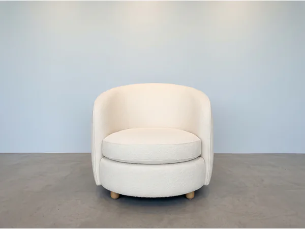 Sillón Redondo Bouclé en vista frontal, fabricado en Rosario